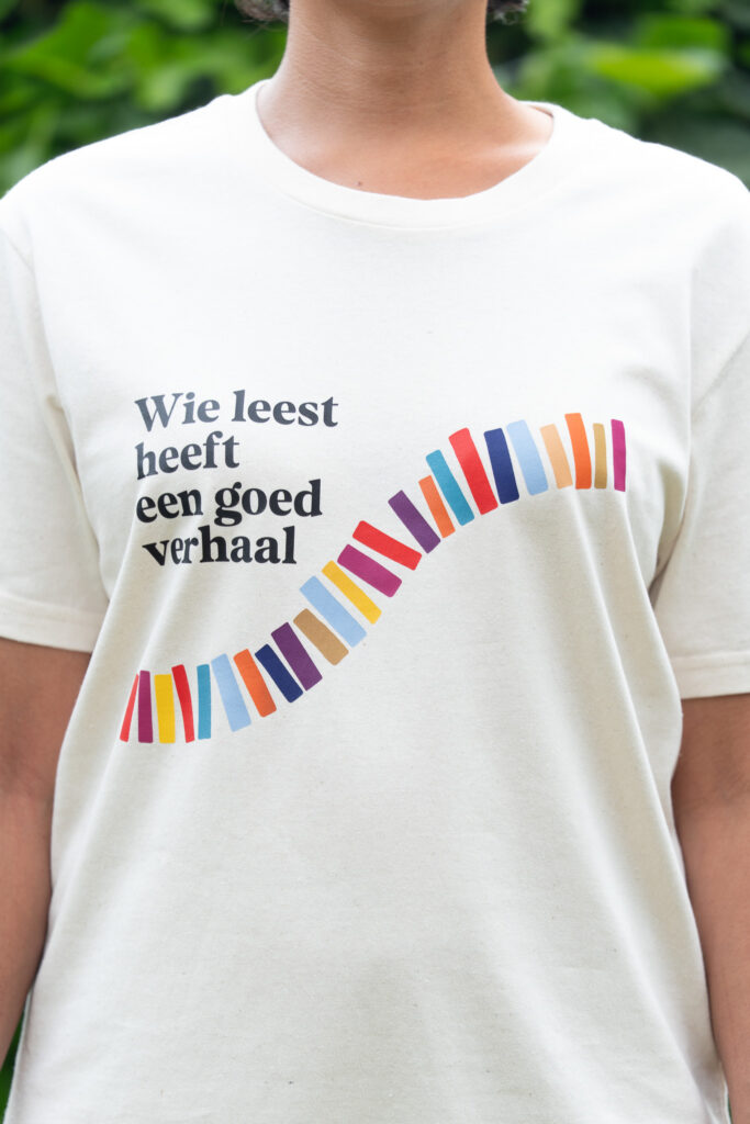 Wie leest heeft een goed verhaal - T-shirt